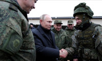 Putin komutanlar ile buluştu