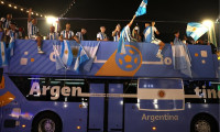 Dünya Şampiyonu Arjantin otobüsle tur attı
