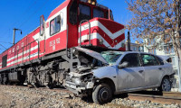 Yük treni otomobile çarptı: 2 ölü