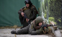 Rus askerler birbirini vuruyor