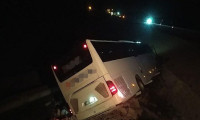 Adana'da yolcu otobüsü şarampole devrildi: 23 yaralı