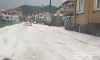 Bulgaristan’da dolu yağdı, yollar kapandı
