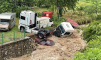 Zonguldak'taki heyelanda araçlar suya gömüldü
