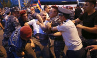 Ermenistan'da protesto esnasında çatışma çıktı! 60 yaralı