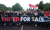 Manchester United taraftarlarından Glazer ailesine protesto