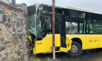 Ümraniye'de İETT otobüsü duvara çarptı