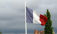 Fransa, Kraliçe için bayraklarını yarıya indirmeyi reddetti