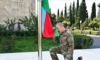 Aliyev, Hankendi ve Hocalı'da göndere Azerbaycan bayrağını çekti
