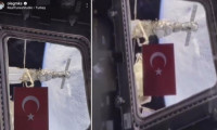 Rus Kozmonot Artemyev, uzay mekiğinin camına Türk bayrağı astı