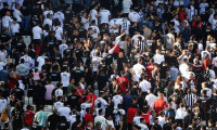 Beşiktaş taraftarı yönetimi protesto etti: Sahaya sırtlarını döndüler