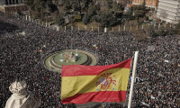 Madrid'de binlerce sağlık çalışanı,  yürüdü