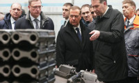 Medvedev: Rus fabrikaları gece gündüz silah üretiyor