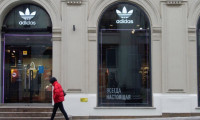 Adidas zarar açıkladı, hisseleri çöktü