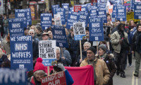 Londra'da sağlık çalışanlarına destek yürüyüşü 
