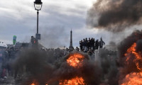 Fransa'da göstericiler sokakları ateşe verdi!