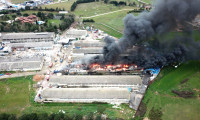 Kimya fabrikasının deposunda yangın: Patlamalar oluyor
