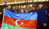 Bayrakları yakılan Azerbaycanlı halterciler Bakü'ye döndü