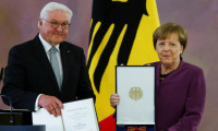 Merkel'e üstün hizmet ödülü 