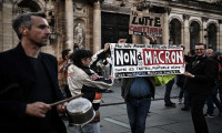 Fransız polisi Macron ziyareti öncesi tencerelere el koydu