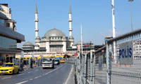 Taksim'de 1 Mayıs hazırlıkları: Bazı yollar trafiğe kapatıldı