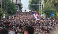 Sırbistan'da silahlı saldırılar: Binlerce kişi sokağa döküldü