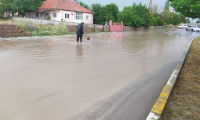 Sivas'ta sel: Tarım arazileri zarar gördü, iş yerlerini su bastı