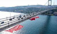 Şehitlerin anısına 15 Temmuz Şehitler Köprüsü'ne Türk bayrağı asıldı