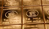 Güçlenen dolar ons altın fiyatını aşağı çekti