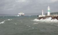 Çanakkale Boğazı'nda fırtına nedeniyle deniz ulaşımında aksama