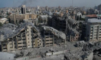 İsrail, Gazze Şeridi'ne bomba yağdırmaya devam ediyor