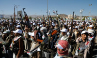 Yemen'deki Husiler: İngiliz gemisini vurduk