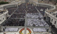 Vatikan'da iki papa aziz ilan edildi