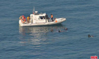 Çeşme'de kaçak taşıyan tekne battı