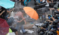 Hong Kong'da polis ve göstericiler çatıştı