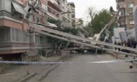İstanbul'da binanın üstüne vinç düştü