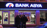 Bank Asya çalışanları polise kimlik gösterdi