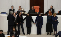 AK Partili kadın vekillerden koruma zinciri