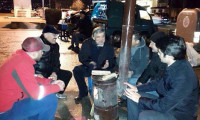 Abdullah Gül seyyar satıcıdan çay içti
