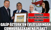 Galip Öztürk'ün evlatlarından Erdoğan'a plaket