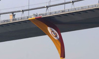 Galatasaray'ın bayrağı denize atıldı