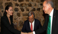 Angelina Jolie'den Erdoğan'a jest!