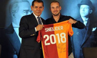 Sneijder imzayı attı
