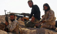ABD Suriyelilere silahı karadan verdi