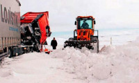 Ardahan'da kar yolları kapadı