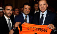 Erdoğan'a Umm Salal formasını hediye etti