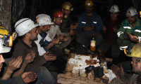 Maden ocağında yılbaşı pastası