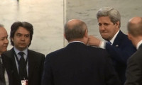 Kerry, Sinirlioğlu’nu
Yumrukla selamladı!