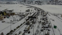 Kardan kapanan Tarsus-Adana-Gaziantep yolunda araç kuyruğu dronla görüntülendi