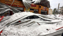  Gaziantep'te pazar yerinin çatısı çöktü, 30 araç hasar gördü 