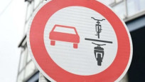 Almanya’da iki tekerlekli araçlar da trafik levhasına girdi